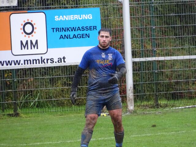Sandro Keckel, Maria Gails Torhüter, ist sich für ein Schlammbad nicht zu schön, um sein Tor zu hüten. Man wird sehen, ob das Waschpulver dann nicht nur sauber, sondern auch porentief rein waschen wird ;-)