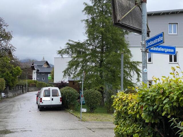 Standort: Lindaustraße, Kreuzung Mastaliergasse. Aufgestellt ist es meistens so, dass das Heck des Fahrzeuges in Richtung Kindergarten Kaltenbach zeigt. Achtung: Hier sind nur 30 km/h erlaubt!