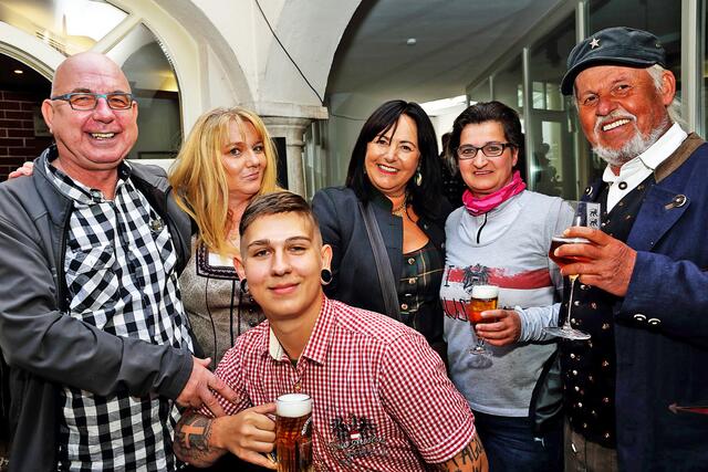 Sandro und Lilli Raunegger mit Ex Wirtin Isabella Petschnig, Ex Wirtin Eveline Ouschan und mit lieben Gästen | Foto: Roland Pössenbacher