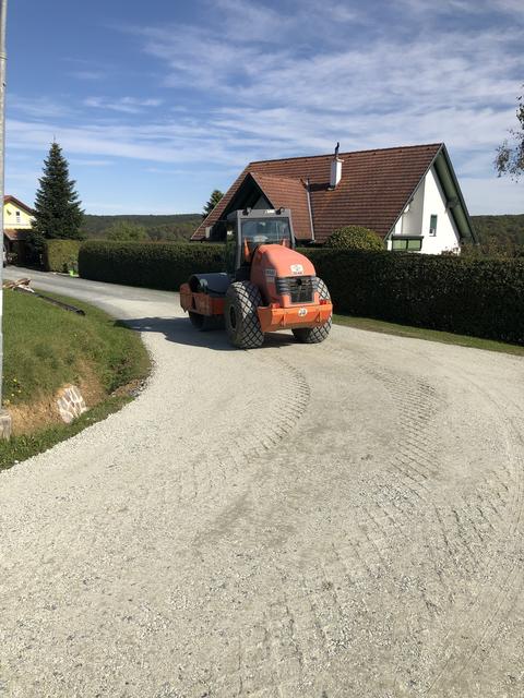 Eines von zahllosen Straßenprojekten: In Punitz wird aktuell der Güterweg zwischen Dorf und Meierhof saniert.