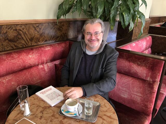 Autor Helmut Pokornig bringt sein Buch dem einen oder anderen Leser in der Josefstadt sogar persönlich vorbei.