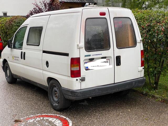 Die mobile Geschwindigkeitsmessung befindet sich in einem weißen Kastenwagen, mit einem kleinen Logo der Gemeinde Bad Ischl auf der Fahrertüre.