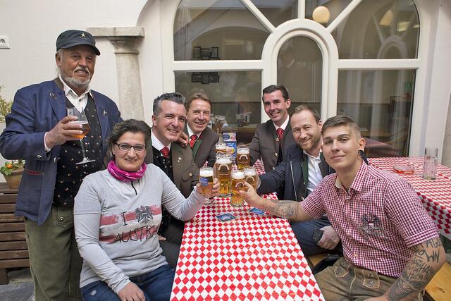 Lilli und Sandro Raunegger mit Mag. Gernot Darmann und Gästen | Foto: Roland Pössenbacher