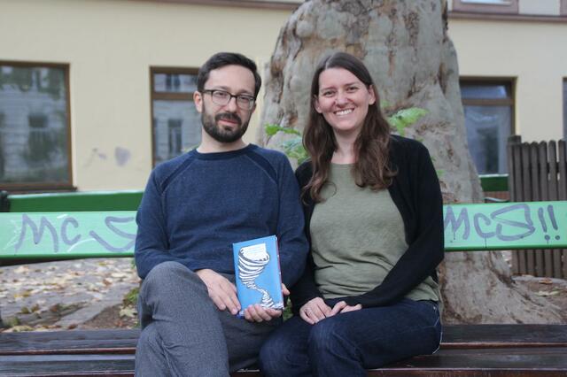 Erwin und Johanna Uhrmann mit ihrem neuen Buch.  | Foto: Lea Bacher