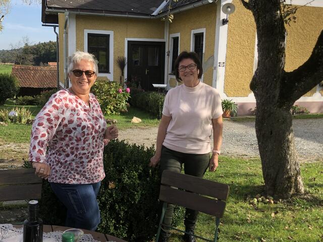 V.l.: Edith Burat-Hiemer (vormals Prattes) und Theresia Kainz (vormals Binder) haben sich seit ihrer Schulzeit nie mehr gesehen.