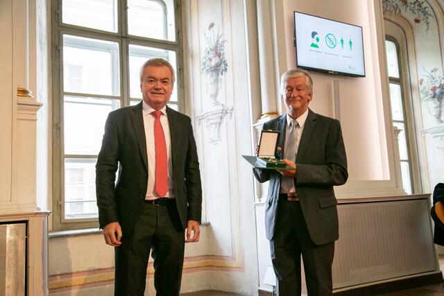 LH-Stv. Anton Lang überreichte KommR Peter Krasser das Goldene Ehrenzeichen des Landes Steiermark (v.l.)
