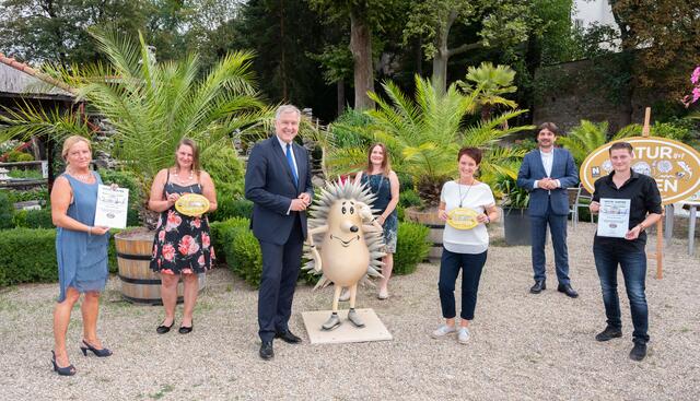 Gaby Kyncl (LUNA Frauenprojekt), Silvia Wagner (LUNA Frauenprojekt), Landesrat Martin Eichtinger, Kornelia Haibl (LUNA Frauenprojekt), Ulrike Braun (Amethyst Welt Maissau), Vizepräsident „Natur im Garten“ Schaugärten Franz Gruber und Jacqueline Singer (Amethyst Welt Maissau).