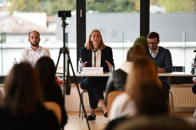 LR Andrea Klambauer stellte sich mit Bundesrat David Egger (li.) und LAbg. Hermann Stöllner den Politik-Fragen der Jugendlichen. | Foto: Felix Weinberger