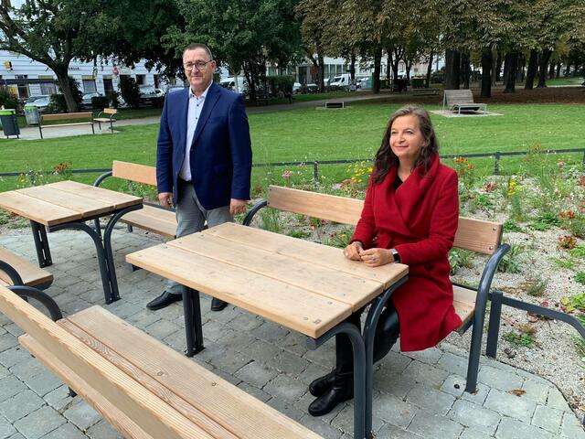 Im umgestalteten Allerheiligenpark (v.l.):  Bezirksvorsteher Hannes Derfler (SPÖ) und Umweltstadträtin Ulli Sima (SPÖ). | Foto: SPÖ Brigittenau