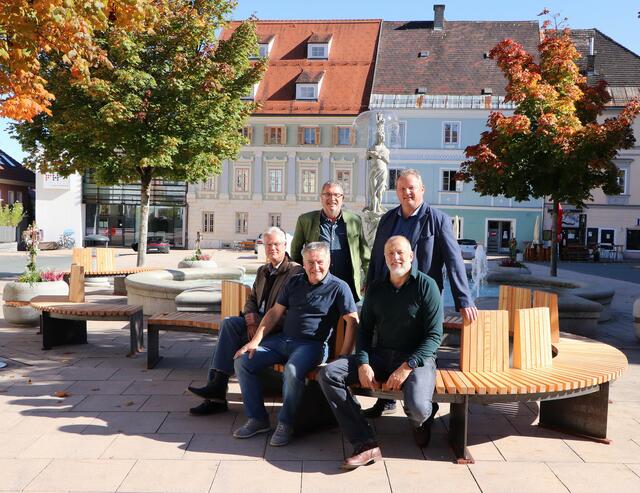 Eine Art gemütliche Wohnzimmeratmosphäre soll mit den neuen Feldkirchenbänken suggeriert werden.