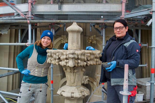 Die Steinbildhauerinnen Petra Nittel (l.) und Evangelia Papathanasiou﻿ halten den Linzer Mariendom in Schuss. | Foto: Baumgartner/BRS