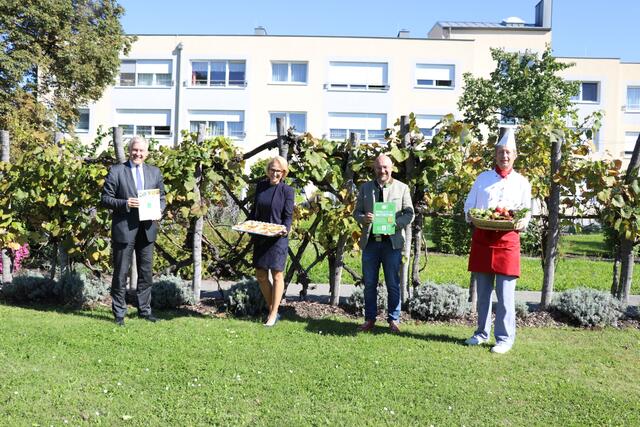 Landesrat Martin Eichtinger, »tut gut«-Chefin Alexandra Pernsteiner-Kappl, Direktor Walter Freinberger (PBZ Herzogenburg) und Küchenleiter Franz Andrä freuen sich über die »Vitalküche«-Auszeichnung