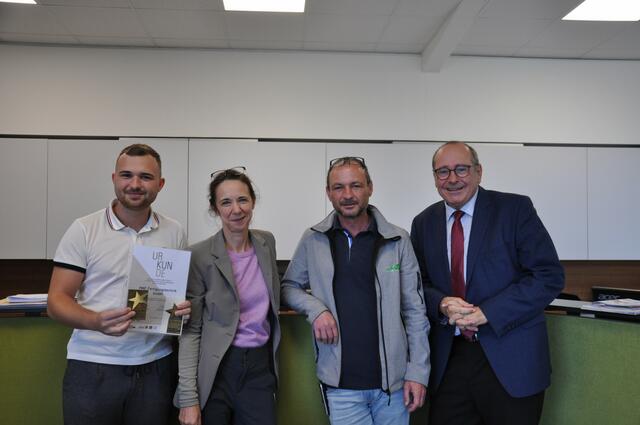 Auch für Metalltechniker Sven Knappitsch (HMF Fertigungstechnik GmbH, Pölfing-Brunn) gab es eine Urkunde sowie eine Trophäe.  | Foto: WKO DL