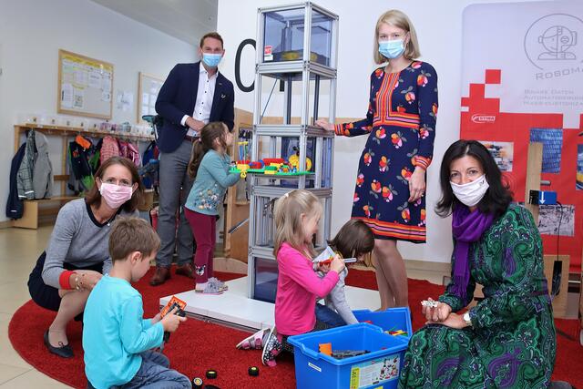 Nationalratsabgeordnete Therese Niss, Vorstand Mitterbauer Beteiligungs AG und Aufsichtsratsmitglied Miba AG, WKO-Obmann von Linz-Land Jürgen Kapeller, Bildungsreferentin LH-Stellvertreterin Christine Haberlander und WKOÖ-Vizepräsidentin Margit Angerlehner (v. l. n. r.). | Foto: Land OÖ/Kauder