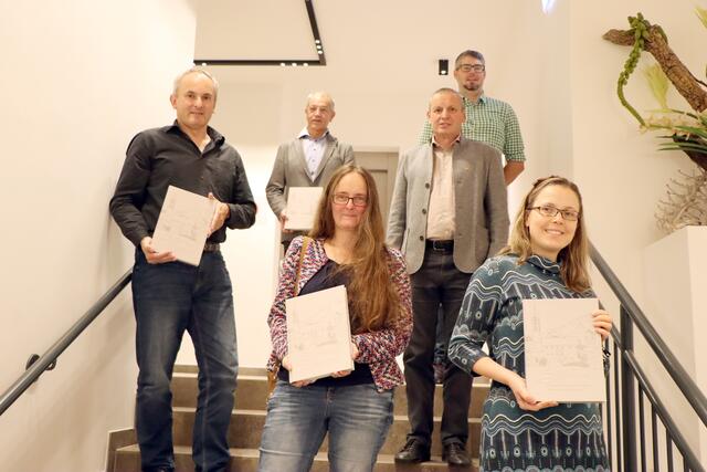 Buchpräsentation in Serfaus: Gerhard Siegl, Thomas Purtscher, Maria Heidegger, Bgm. Paul Greiter, Daniel Schwarz und Selma Mahlknecht (v.l.). | Foto: Othmar Kolp