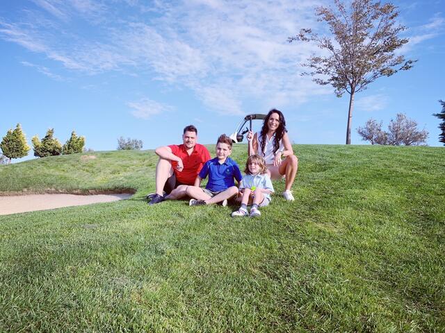 Sibille Buchholer-Juen, ihr Mann Stephane und ihre beiden Söhne zwei Tage vor der Ausreise aus Aserbaidschan. | Foto: Sibille Buchholzer-Juen