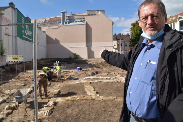 St. Pöltens Stadtarchäologe Ronald Risy zeigt auf das Areal, den ehemaligen Leiner-Mitarbeiter-Parkplatz.