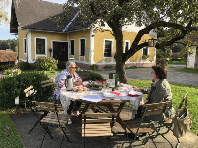 Edith Burat-Hiemer und Theresia Kainz hatten sich bei ihrem Wiedersehen in Lichtenegg 16, wo Edith aufwuchs, viel zu erzählen.