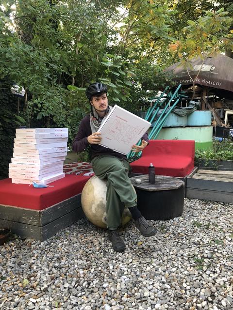 Peter Lorenz mit den "Pizzakartons"