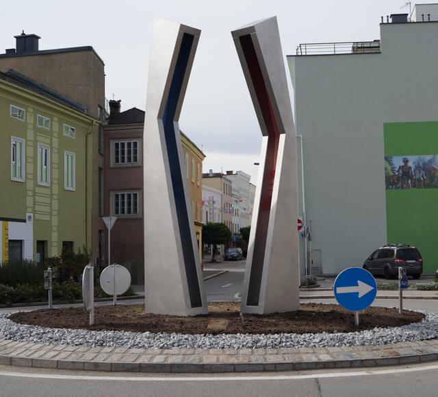 Die fünf Meter hohen "Stadtwächter" am Rieder Kreisverkehr am Landshuterplatz entwarf der Raaber Künstler Andreas Sagmeister. Er setzte sich mit seinem Entwurf bei einem von der Stadt Ried ausgeschriebenen Wettbewerb durch. | Foto: Selinger