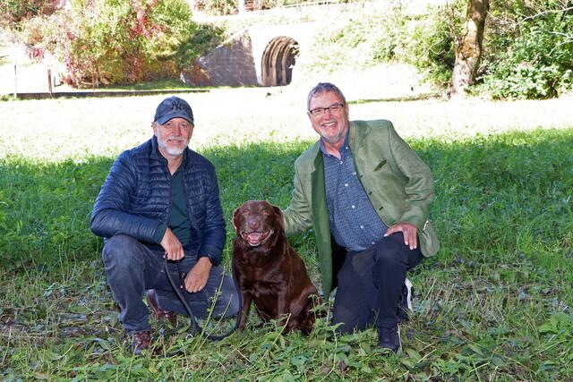 Ein Lokalaugenschein auf der neuen Hundewiese mit Initiator Vizebürgermeister Karl Lang, Stadtrat Herwig Röttl und Coco.