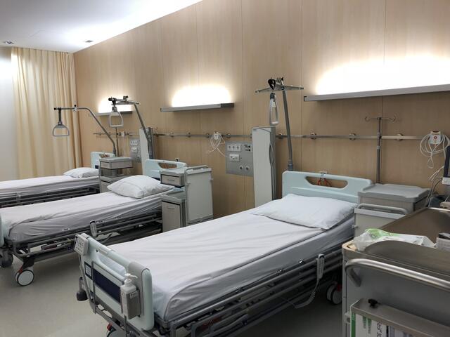 Die Gesamtzahl der Akutbetten wird in den Salzburger Spitälern von derzeit 3.129 auf 2.904 reduziert. Gleichzeitig soll die Zahl der tagesklinischen und ambulanten Plätze von aktuell rund 100 auf über 300 ausgebaut werden.