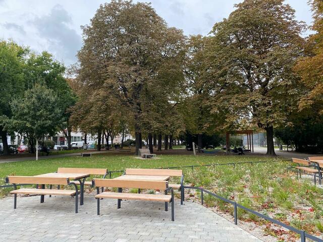 Im Allerheiligenpark wurde eine Asphaltfläche aufgebrochen und stattdessen Rasenfläche und Blütenstaudenbeete errichtet.