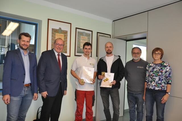 Thomas Milhalm, einer der Top-Metalltechniker-Lehrlinge (Sinnitsch Stahlbau GmbH, St. Martin im Sulmtal), erhielt die Stars of Styria-Trophäe.  | Foto: WKO DL