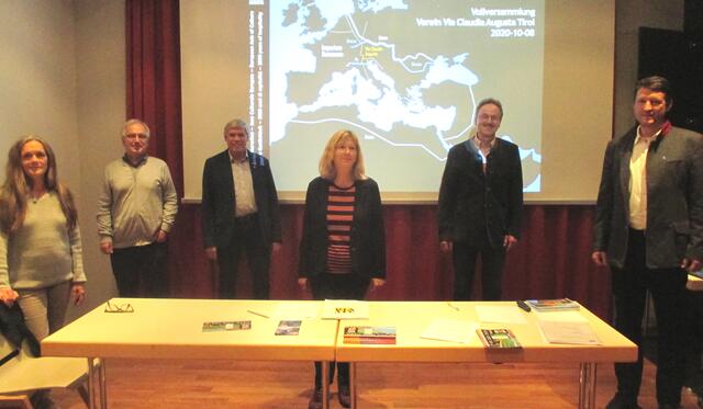 Der Ausschuss des Vereines Via Claudia Augusta Tirol: Schriftführerin Waltraud Heinrich (Burgenwelt Ehrenberg) Leiter der Arbeitsgruppe Archäologie und Geschichte Klaus Wankmiller, Obmann Stellvertreter Ernst Hornstein (Museum Reutte), Kassierin und Leiterin der Arbeitsgruppe Kultur und Bildung Eva Lunger, Obmann Walter Stefan und Ronald Petrini, Geschäftsführer Tourismusverband Reutte (v.li.). | Foto: Museum Fließ
