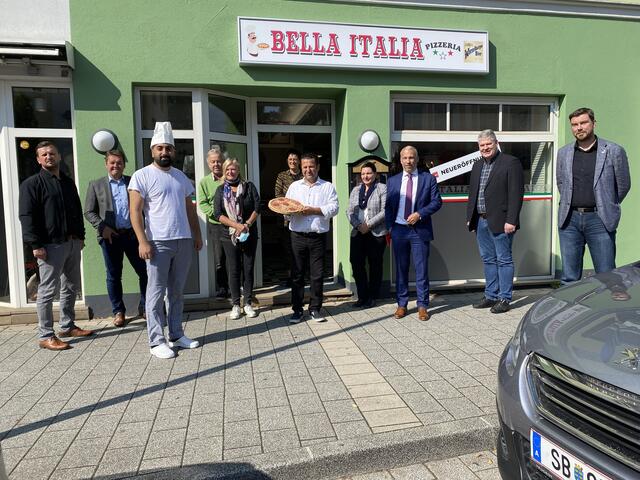 "Bella Italia" in Wieselburg: Cengiz Tokat (4.v.r.) hat mit seiner Familie vor Kurzem eine neue Pizzeria am Hauptplatz eröffnet. | Foto: Cornelia Neuhauser