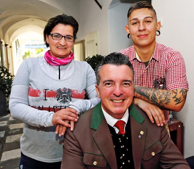 Lilli und Sandro Raunegger mit Mag. Gernot Darmann | Foto: Roland Pössenbacher