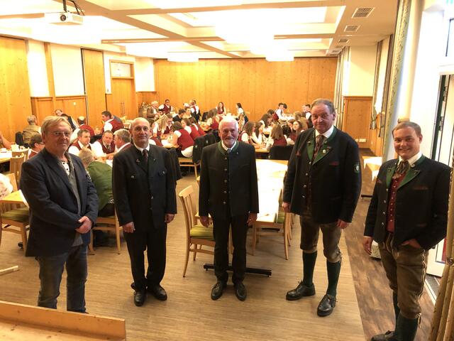Altkapellmeister Norbert Mehrl, Kapellmeister Erich Gewessler-Hartmann, Bürgermeister Walter Kanduth, Altobmann Karl Mehrl und der neue Obmann Johannes Hochkönig (v. l.) | Foto: Hollinger