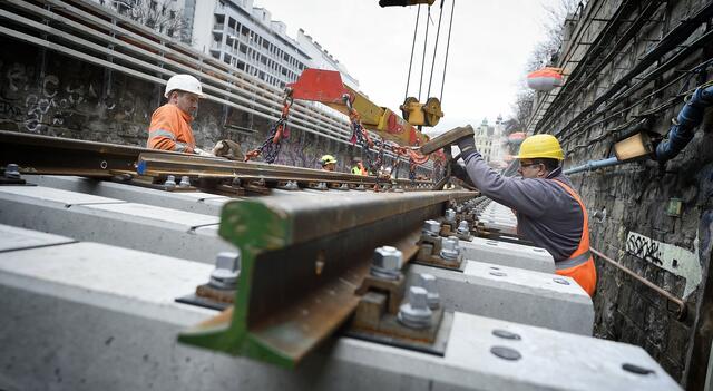 Die Jahrzehnte alten Schwellen und Weichen werden nun nach und nach getauscht. | Foto: Wiener Linien/Zinner