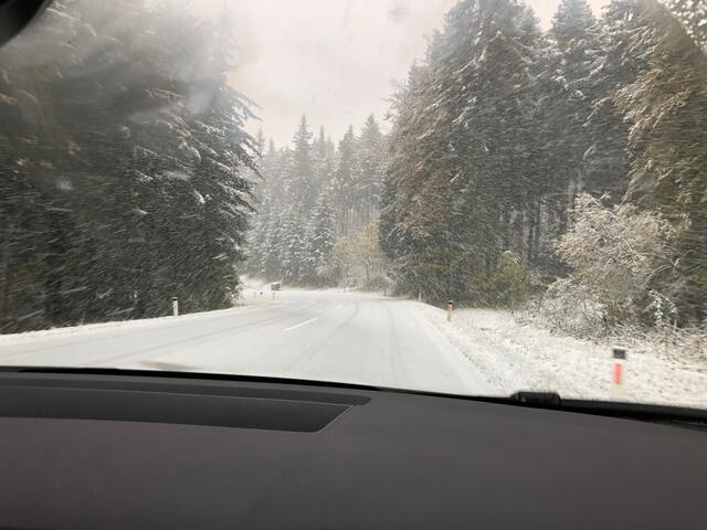Gestern zu Mittag: Schneefahrbahn auf der Soboth. | Foto: Veronik