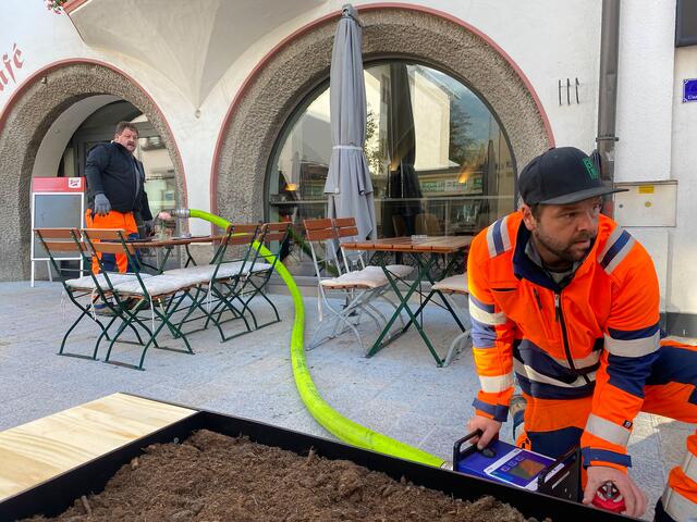 Günter Berleung (r.) und Markus Rauth prüfen den Unterflur-Löschwasser-Hydranten in der Begegnungszone. | Foto: GWTelfs