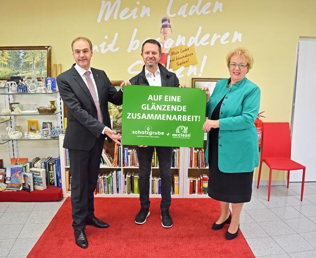Neue Partnerschaft zwischen Schatzgrube und Mr. Clean: Landesrat Leonhard Schneemann, Ladislaus Szabo (Mr. Clean), Volkshilfe Burgenland Präsidentin Verena Dunst | Foto: Volkshilfe Burgenland
