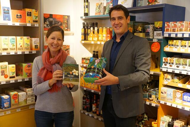 Catarina Hofstätter und Bernhard Rebernig appellieren zum Welternährungstag, auf Produkte aus fairem Handel und heimischer Landwirtschaft zu setzen. | Foto: Koch