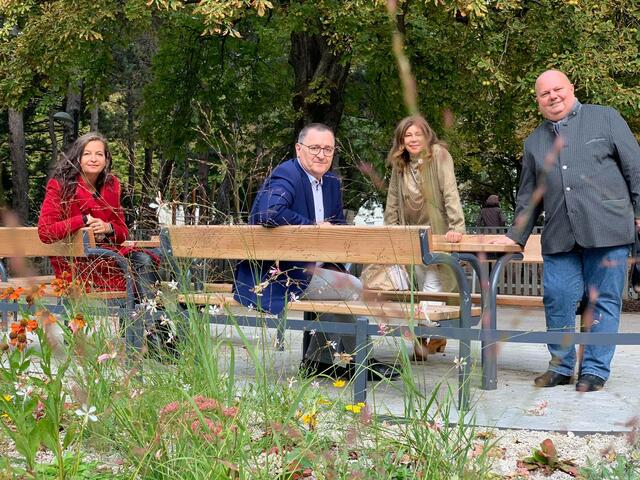 Im umgestalteten Allerheiligenpark (v.l.): Umweltstadträtin Ulli Sima (SPÖ), Bezirksvorsteher Hannes Derfler (SPÖ), Gemeinderätin Yvonne Rychly (SPÖ) und Gemeinderat Erich Valentin (SPÖ).