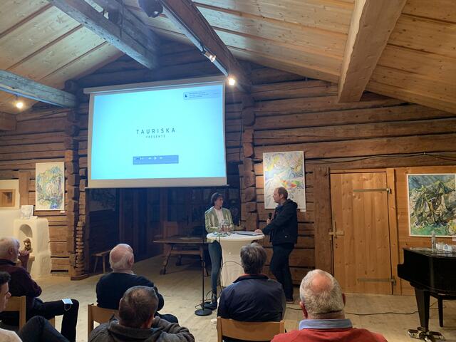 Susanna Vötter-Dankl und Fritz Daxenbichler freuen sich über die gelungene Veranstaltung. Sogar Besucher aus Graz und dem Flachgau kamen um den Vortrag zu hören. | Foto: TAURISKA