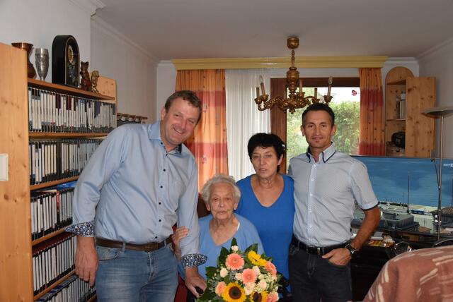 Bürgermeister Dieter Mörtl, Jubilarin Mathilde Waldhauser, Tochter Renate Nedižavec und Vizebürgermeister Manfred Malle (von links) | Foto: Gemeinde Feistritz/Gail