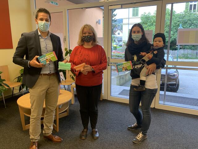 Patrick Kühner (Vertriebsleiter Medovis Healthcare) übergab die bunten Masken an Direktorin Bettina Bulla und Elternvereins-Obfrau Romina Fuchs (v.l.) von der VS Bad Gams.