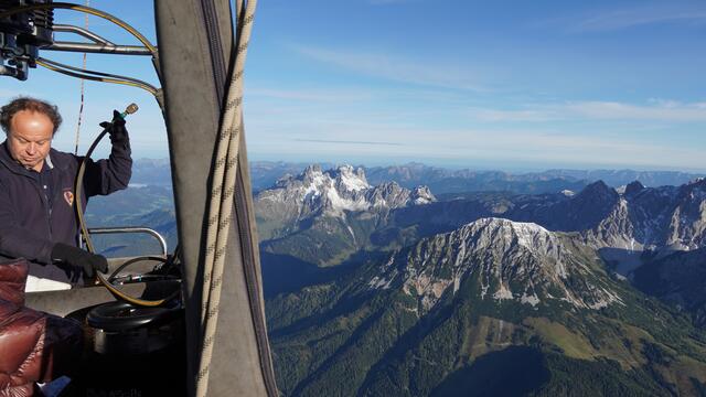 Ballonfahrer Thomas schließt in luftiger Höhe auf knapp 3.000 Metern eine neue Gasflasche an, damit der Ballon weiter beheizt werden kann.  | Foto: Alexander Holzmann