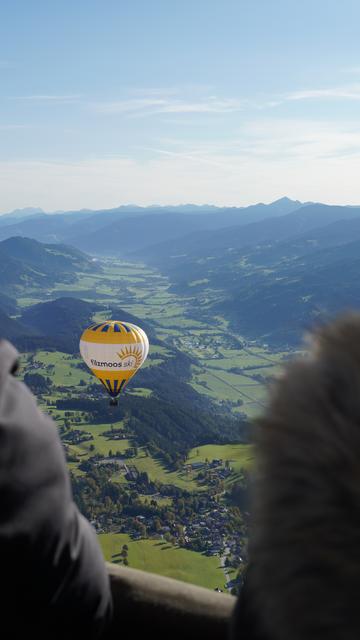 Beim Landeanflug auf Ramsau, im Hintergrund der Ausblick aufs Ennstal östlich von Schladming.  | Foto: Alexander Holzmann