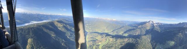Panoramablick aus dem Ballon: Links im Nebel das Ennstal (Radstadt, Mandling), in der Mitte das Filzmooser Tal, rechts die Bischofsmütze.  | Foto: Alexander Holzmann