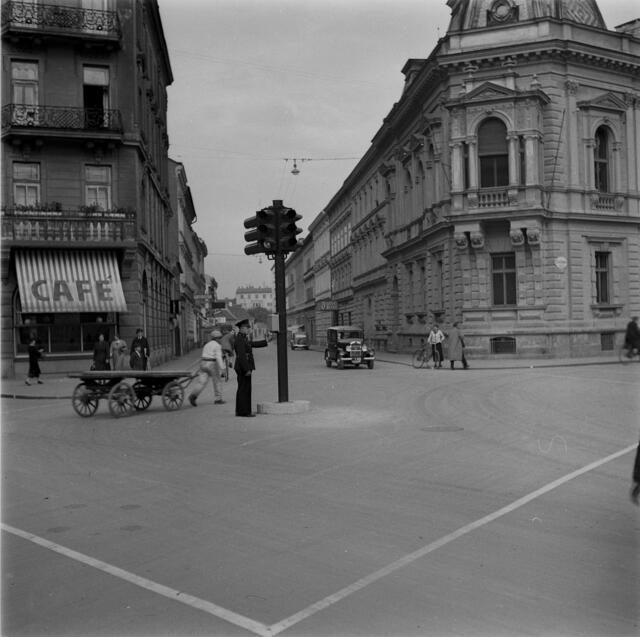 Damals 1936: Neue Formen der Verkehrsregelung
Mitte der 1930er-Jahre machte das gestiegene Verkehrsaufkommen in Linz mit 2.500 Kraftfahrzeugen und acht städtischen Autobus-Linien neue Formen der Verkehrsregelung erforderlich. Nachdem in Wien bereits 1926 die erste Verkehrsampel aufgestellt wurde, kaufte die Stadt Linz im Jahr 1934 erstmals zwei Ampeln an. Das Bild zeigt die Ampelanlage an der Kreuzung Volksgartenstraße – Rainerstraße – Figulystraße um 1936. | Foto: Archiv der Stadt Linz