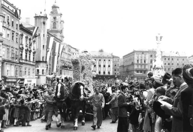 Damals 1950: Blumenkorso am Hauptplatz
Die Stadt Linz wurde durch den Zweiten Weltkrieg schwer in Mitleidenschaft gezogen. Die ersten Nachkriegsjahre waren daher geprägt von allgemeiner Not und mannigfaltigen Entbehrungen. Anfang der 1950er Jahre machte sich langsam eine Entspannung bemerkbar. Davon zeugt auch der im Mai 1950 veranstaltete Blumenkorso durch die Linzer Innenstadt, der auf großen Anklang in der Linzer Bevölkerung stieß. | Foto: Archiv der Stadt Linz