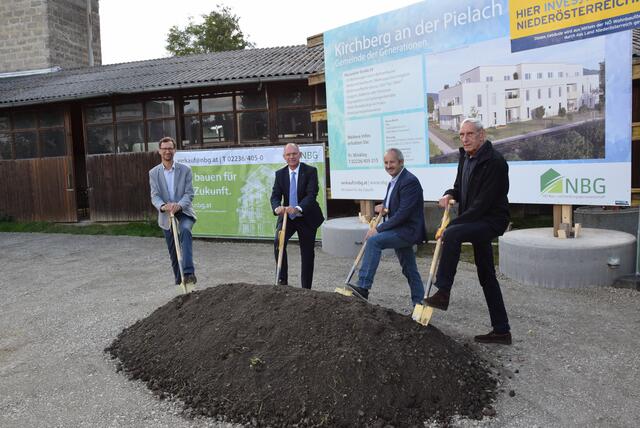 Dir. Manuel Resetarics, 2. Präsident des NÖ Landtages Gerhard Karner, Bgm. Franz Singer und Dir. Walter Mayr. | Foto: NBG