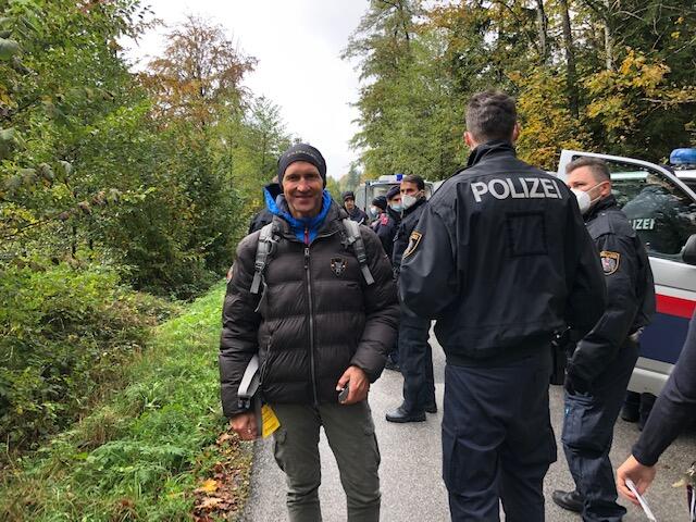 Obmann Franz Fuchsberger wird von der Polizei in Gewahrsam genommen. | Foto: Gertraud Kleemayr