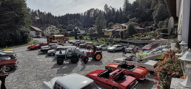Etwa 30 historische Fahrzeuge kamen zum Oldtimer-Treffen von Michael Maier, bei dem er Spenden für einen verunfallten Familienvater sammelte.