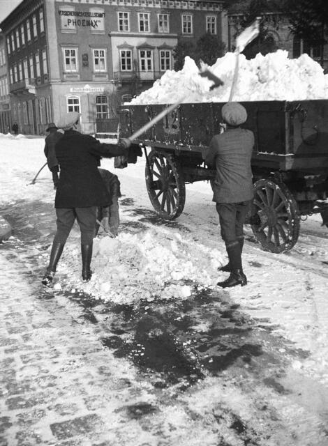 Damals 1931: Schneeräumung beim Stifterhaus
In Zeiten, als der kommunale Fuhrpark noch kaum mit Spezialfahrzeugen, geschweige denn Schneepflügen, ausgestattet war, war die Räumung der Straßen im Winter noch mühselige Handarbeit. Der Schnee wurde mit Pferdegespannen abtransportiert und unter der Donaubrücke in die Donau gekippt. Aufgrund der hohen Arbeitslosigkeit durch die Wirtschaftskrise war Schneeschaufeln Anfang der 1930er ein begehrter Aushilfsjob. | Foto: Archiv der Stadt Linz
